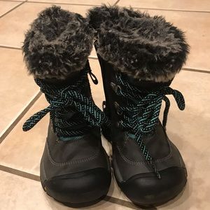 Snow boots